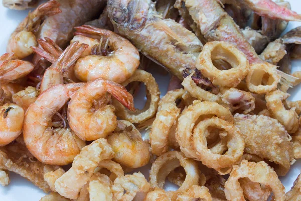 Pescado frito mixto con camarones salmonete y calamares — Foto de Stock