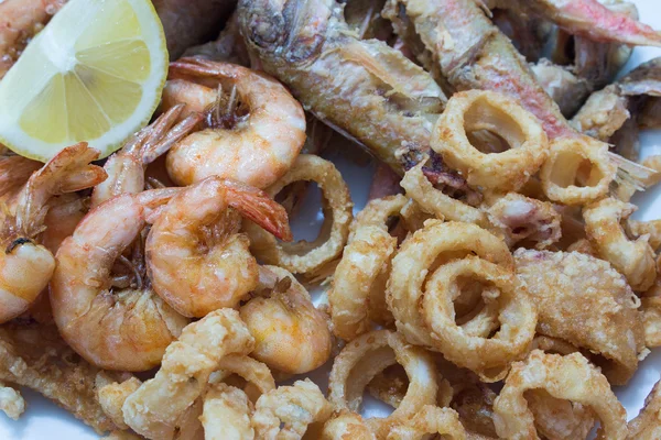 Pescado frito mixto con camarones salmonete y calamares —  Fotos de Stock