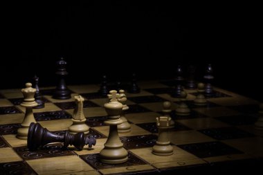Satranç tahtasında fotoğraflanmış.