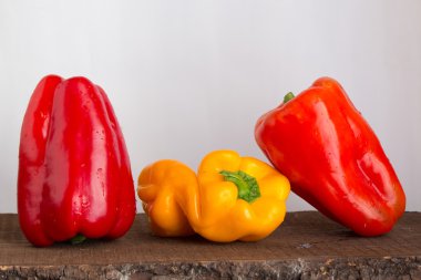 Bir ahşap taban üzerinde fotoğrafı biber