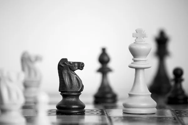 Échecs photographiés sur un échiquier — Photo