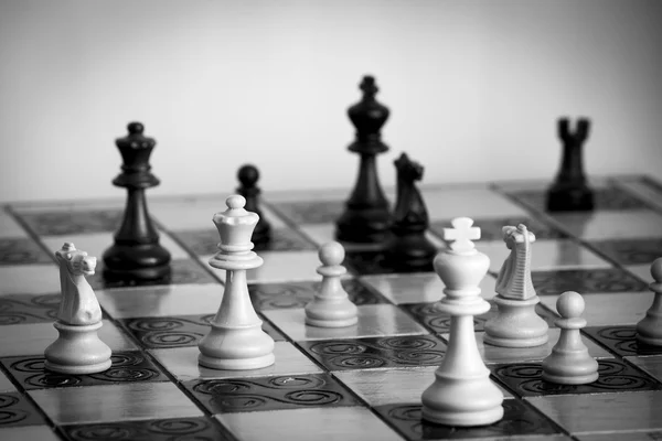 Satranç tahtasında fotoğraflanmış.