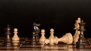 Satranç tahtasında fotoğraflanmış.