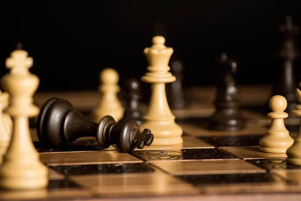 Satranç tahtasında fotoğraflanmış.
