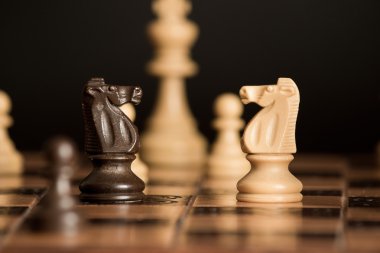 Satranç tahtasında fotoğraflanmış.