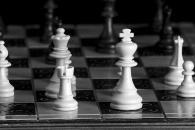 Satranç tahtasında fotoğraflanmış.