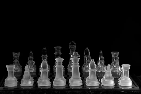 Satranç tahtasında fotoğraflanmış.
