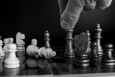 Satranç tahtasında fotoğraflanmış.