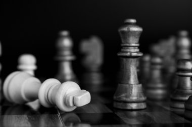 Satranç tahtasında fotoğraflanmış.