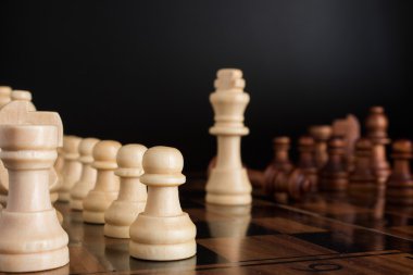 Satranç tahtasında fotoğraflanmış.