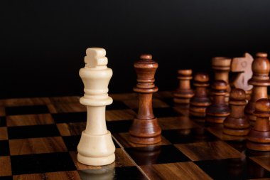 Satranç tahtasında fotoğraflanmış.