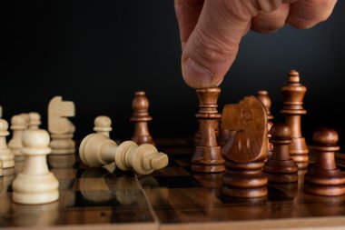 Satranç tahtasında fotoğraflanmış.