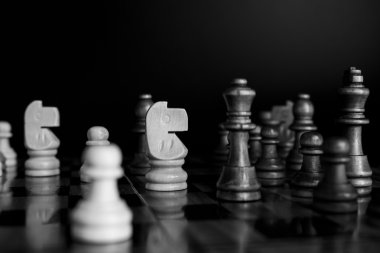 Satranç tahtasında fotoğraflanmış.