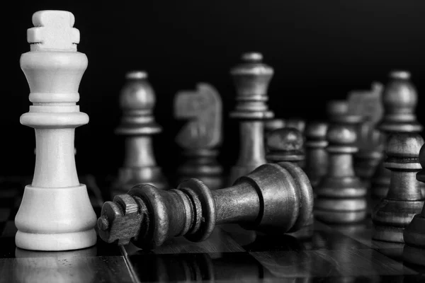 Schack fotograferat på schackbräde — Stockfoto
