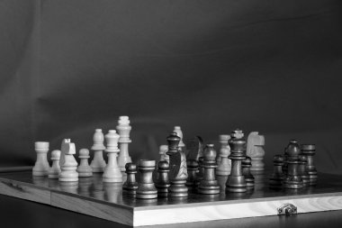 Satranç tahtasında fotoğraflanmış.