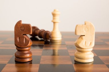 Satranç tahtasında fotoğraflanmış.