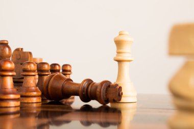 Satranç tahtasında fotoğraflanmış.