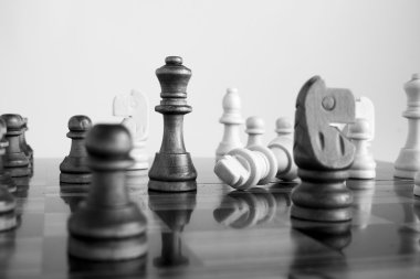 Satranç tahtasında fotoğraflanmış.