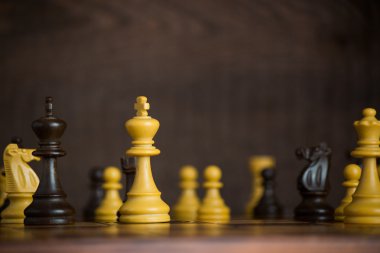 Satranç tahtasında fotoğraflanmış.