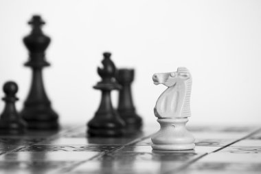 Satranç tahtasında fotoğraflanmış.