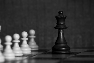 Satranç tahtasında fotoğraflanmış.