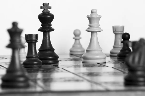 Satranç tahtasında fotoğraflanmış.