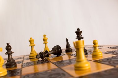 Satranç tahtasında fotoğraflanmış.