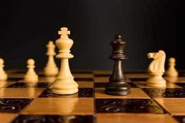 Satranç tahtasında fotoğraflanmış.