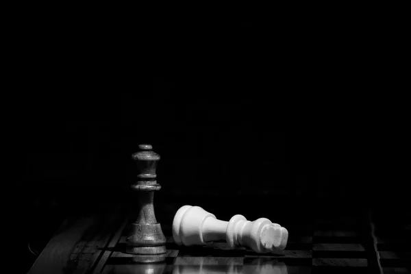 Chess fotograferad med schackbrädet — Stockfoto