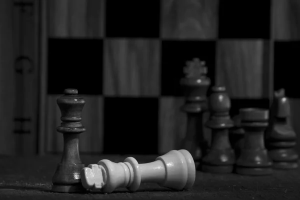 Ajedrez fotografiado con tablero de ajedrez — Foto de Stock