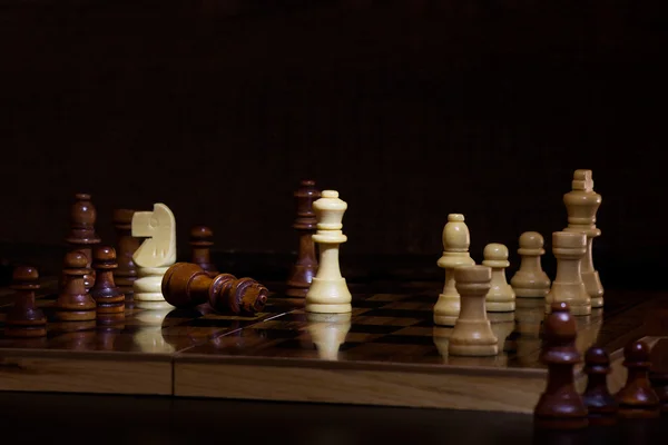 Xadrez fotografado com tabuleiro de xadrez — Fotografia de Stock