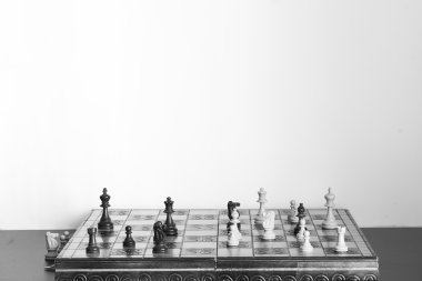 Satranç tahtasında fotoğraflanmış.