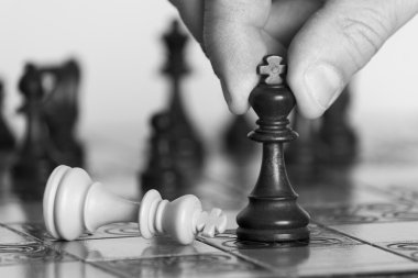 Satranç tahtasında fotoğraflanmış.