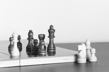 Satranç tahtasında fotoğraflanmış.