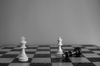 Satranç tahtasında fotoğraflanmış.