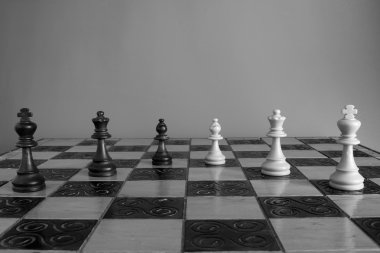 Satranç tahtasında fotoğraflanmış.