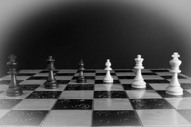 Satranç tahtasında fotoğraflanmış.