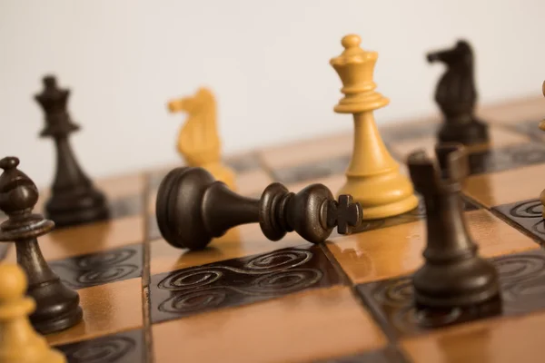 Шахматы, сфотографированные на шахматной доске — стоковое фото