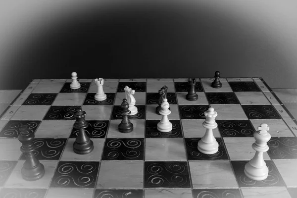 Шахи, сфотографовані на шахівниці — стокове фото