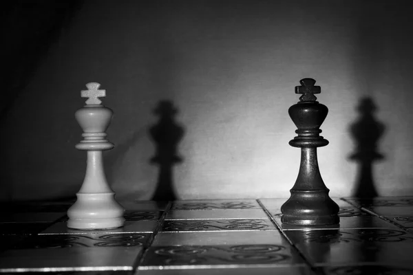 Échecs photographiés sur un échiquier — Photo