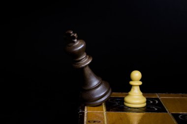 Satranç tahtasında fotoğraflanmış.