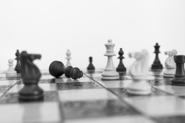 Satranç tahtasında fotoğraflanmış.