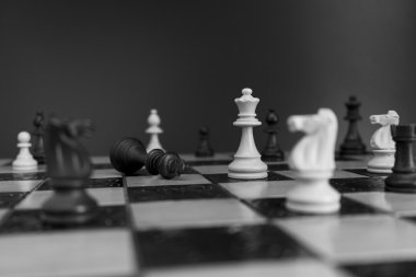 Satranç tahtasında fotoğraflanmış.