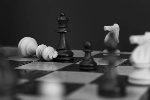 Échecs photographiés sur un échiquier — Photo