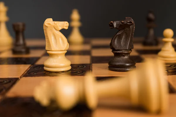 Schach auf einem Schachbrett fotografiert — Stockfoto