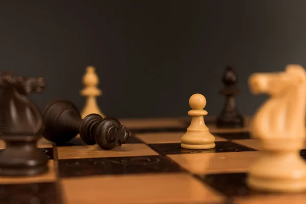 Schach auf einem Schachbrett fotografiert — Stockfoto