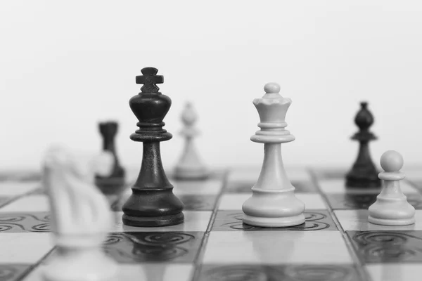 Satranç tahtasında fotoğraflanmış.