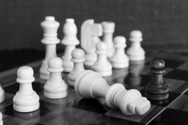 Satranç tahtasında fotoğraflanmış.