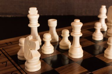 Satranç tahtasında fotoğraflanmış.