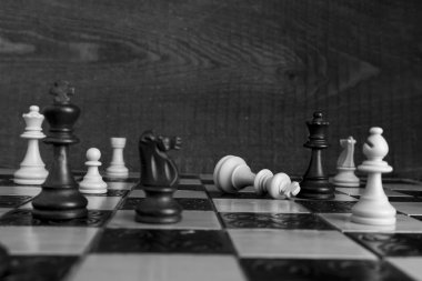 Satranç tahtasında fotoğraflanmış.